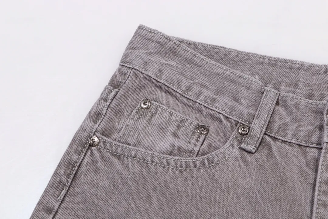 P220 Style Number: H443 Chrome Hearts CH Chrome Hearts Heavy Industry Damaged High Street Jeans exude unruly personality and unique charm. Every wear and tear is carefully designed to present a unique artistic feel. Made of imported denim fabric, which has undergone heavy industrial washing and destruction treatment, the trousers show a super cool effect on the upper body, allowing you to dominate the fashion stage.  This is more than just a pair of jeans, it is an expression of attitude. With its unique design concept and ultimate pursuit of details, Croxin breaks traditional boundaries and defines the jeans trend in the new era. The trousers are made of double-layer woven fabric and matched with customized hardware, showing an incomparably beautiful and unique style, making every wearer the focus of fashion. Imported denim fabric, super heavy-duty washed and damaged, the upper body is super cool! Customized hardware. Unbeatable and beautiful style. The production process is difficult. Full of high street feel. Color: Gray Size: S M L XL XXL